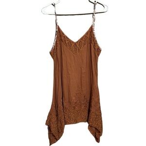 Gimmicks by BKE Lace Trim Embroidered Asymmetrical Hem Tank Top Size M NWT